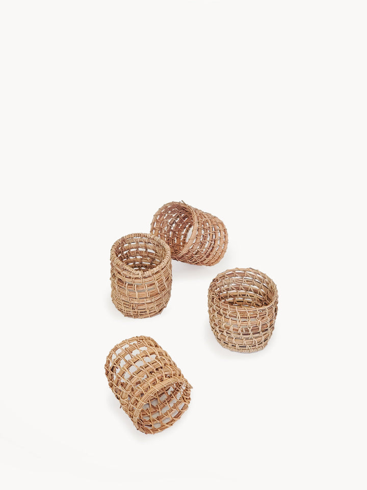 Set of 4 handwoven palm fiber napkin rings in natural straw