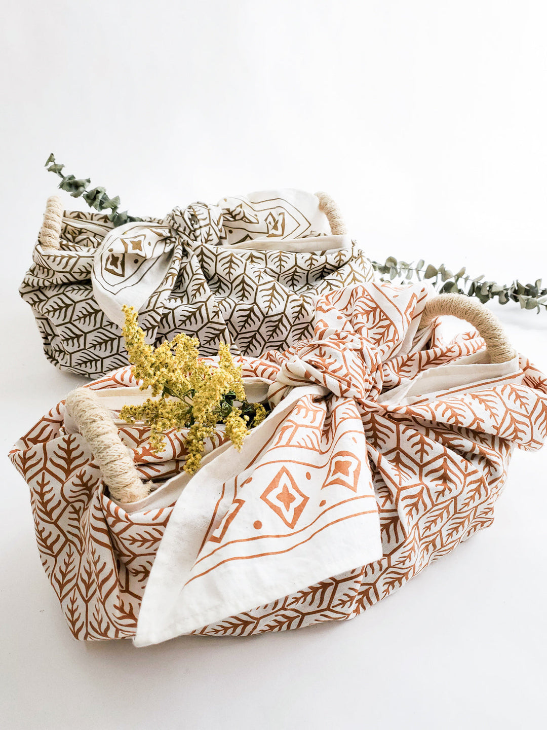 Flower bread warmer basket with gift wrapping