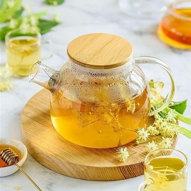 Borosilicate glass teapot with a handle and lid, transparent design.