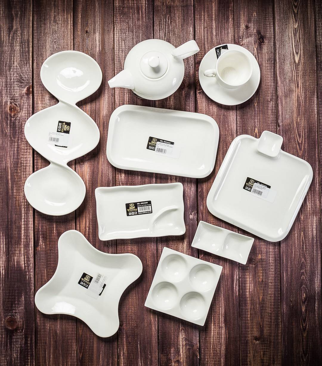 Porcelain divided sauce dish with three compartments, for sauces or dips.