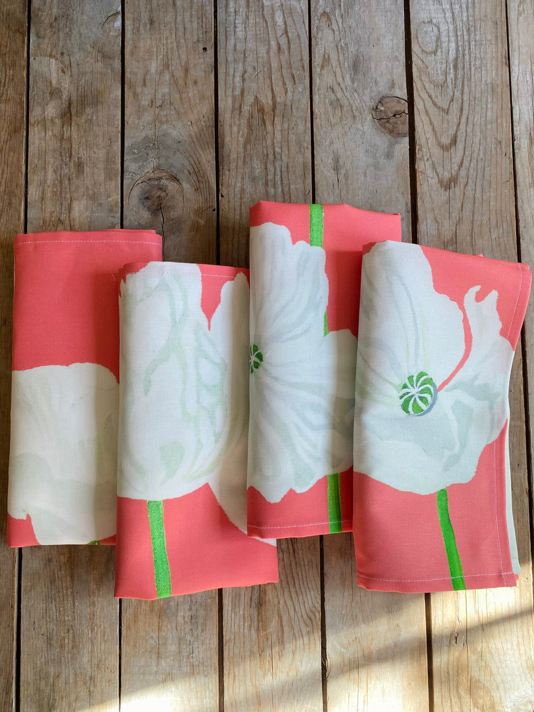 White poppies linen-cotton napkin set with a delicate floral pattern.