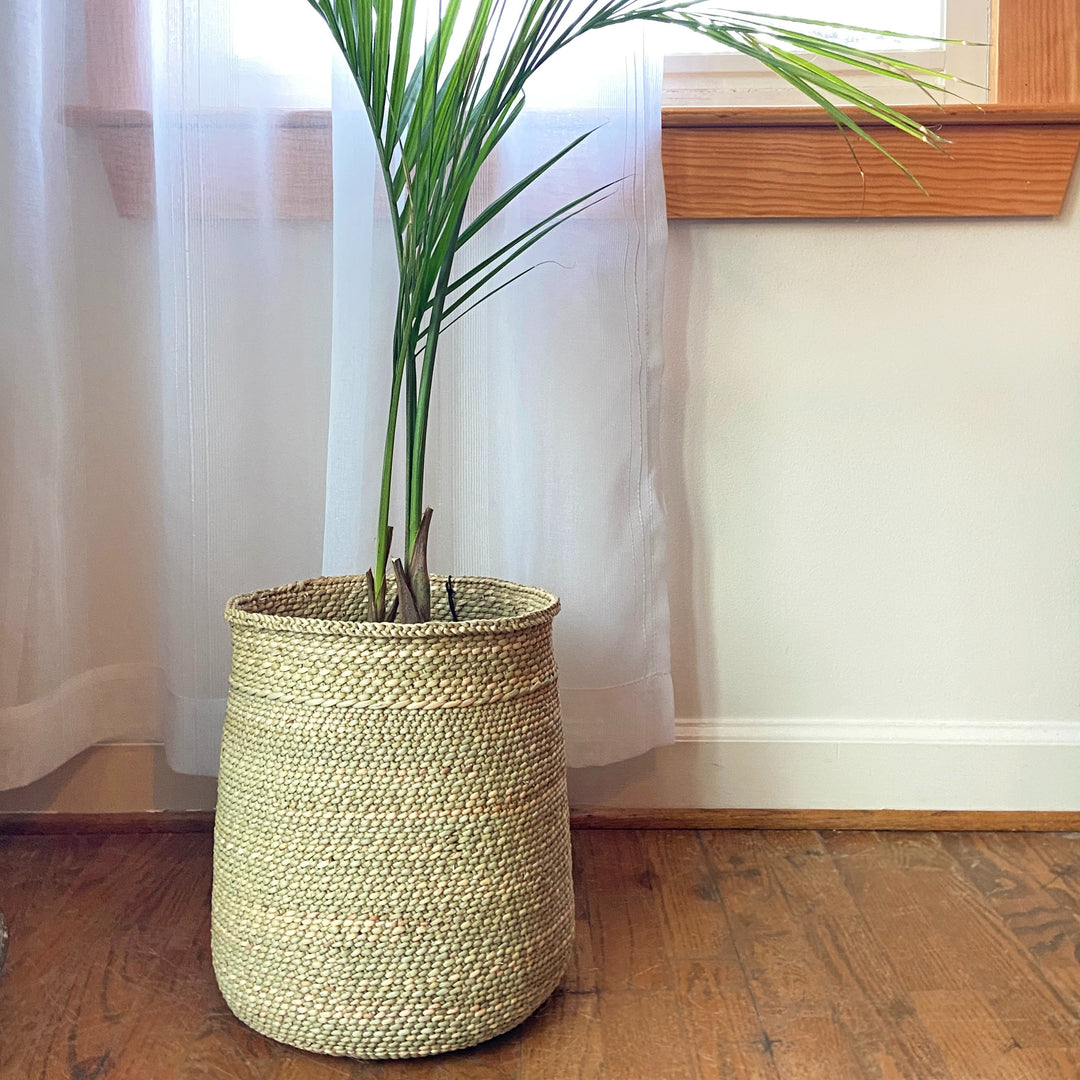 Natural undyed Iringa basket, round woven Milulu grass