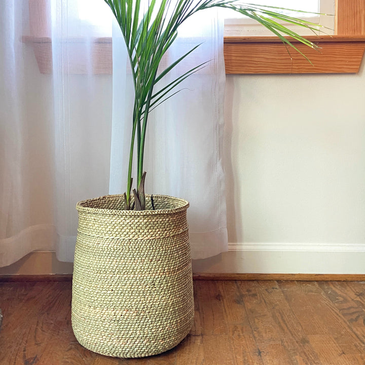 Natural undyed Iringa basket, round woven Milulu grass