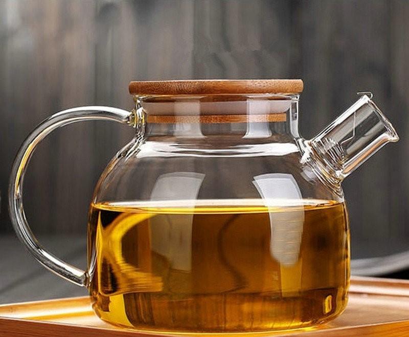 Borosilicate glass teapot with a lid and handle, for brewing tea.