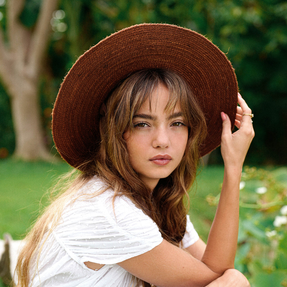 Natural jute hat with a wide brim in burnt sienna, a stylish sunshade for sunny days.