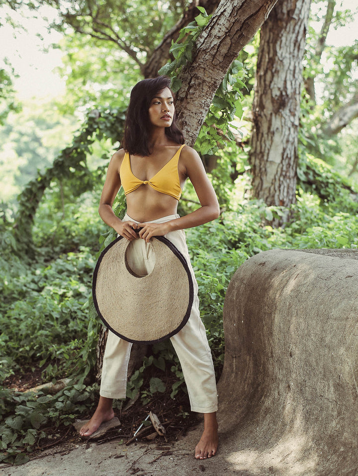 Round Solo Halo jute bag featuring natural jute material and sturdy handles, ideal for eco-friendly shopping or casual use.