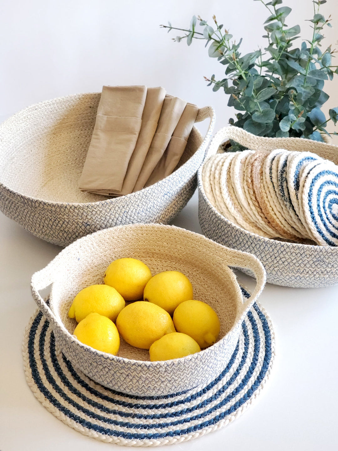 Blue round Kata Spiral placemat set by DC-KORISSA, featuring a vibrant, textured spiral design for table decoration.