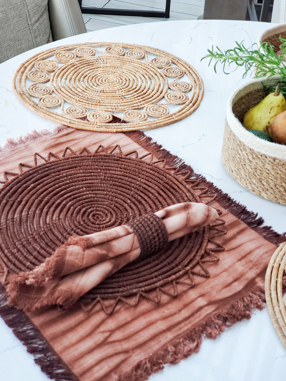 Set of 4 shibori cotton napkins in rust tones with hand-pulled dye pattern and fringed edges