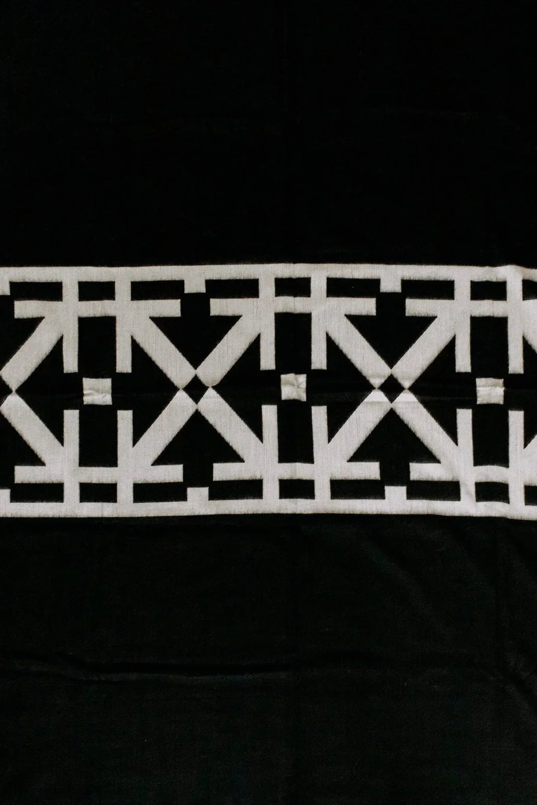 Destino minimalist Andean throw blanket in black with a bold abstract cream linework band.