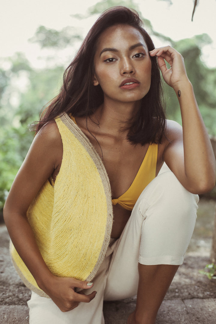 Round woven jute tote bag with a natural finish, the Solo Citroen design.