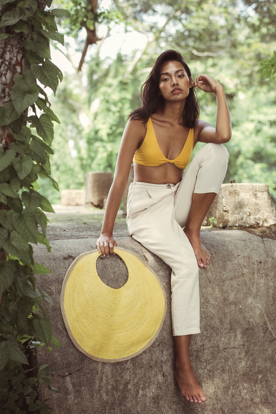 Round woven jute tote bag with a natural finish, the Solo Citroen design.