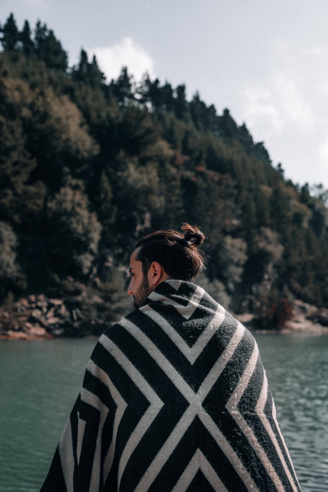 Handwoven Paramo blanket in black and cream, high-contrast concentric geometric design.