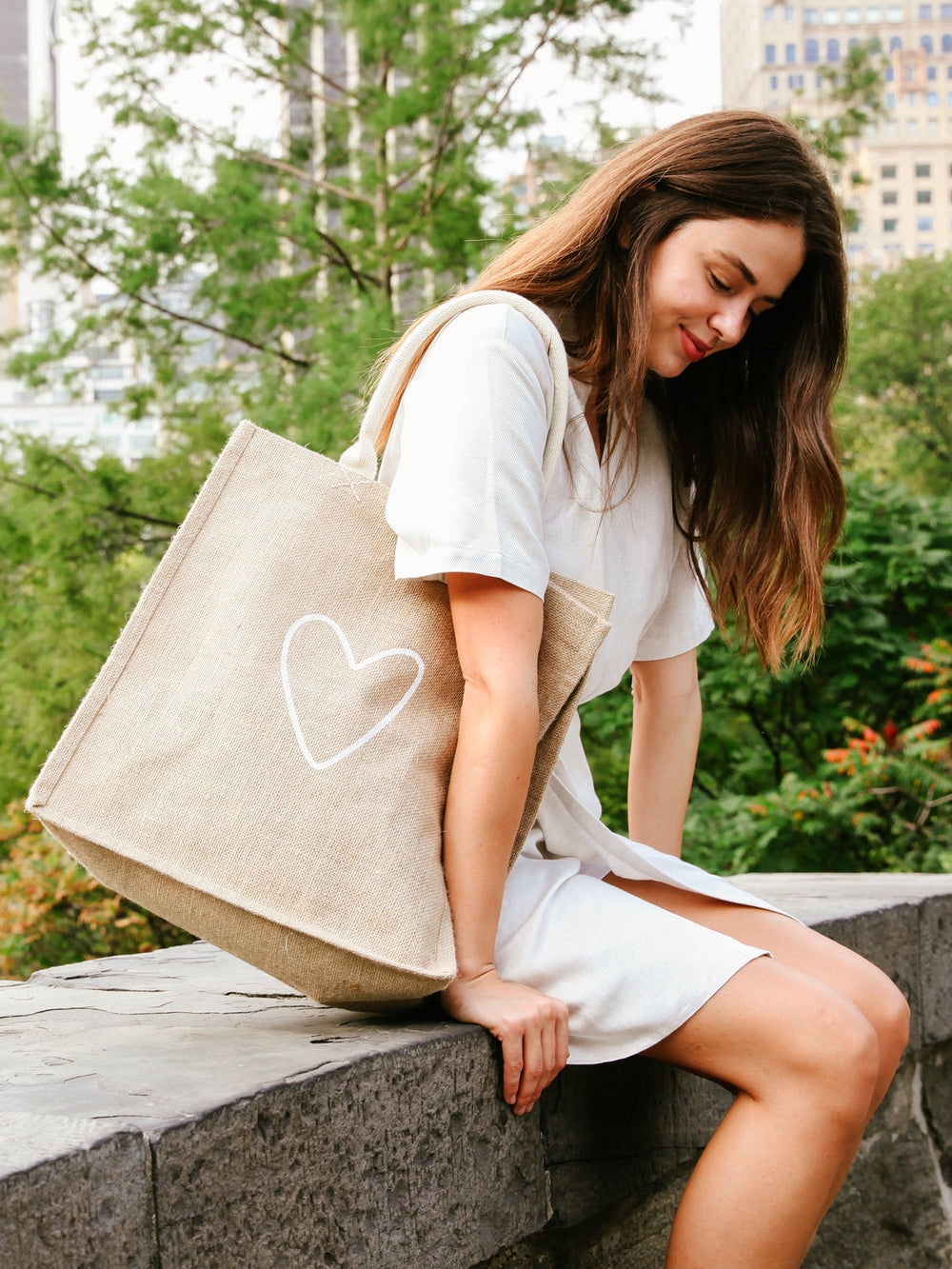 Heart-print jute canvas market tote for shopping and daily use