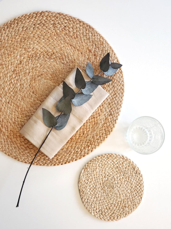 Set of four Kata round placemats made from natural jute by DC-KORISSA, showcasing earthy, textured design for dining tables.