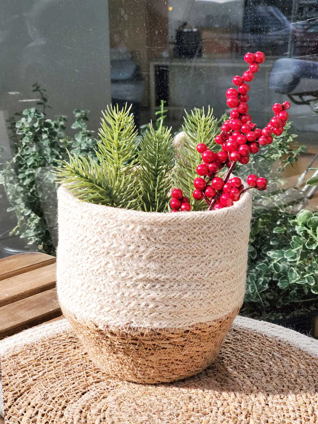 Natural woven loop storage bin with a sturdy handle