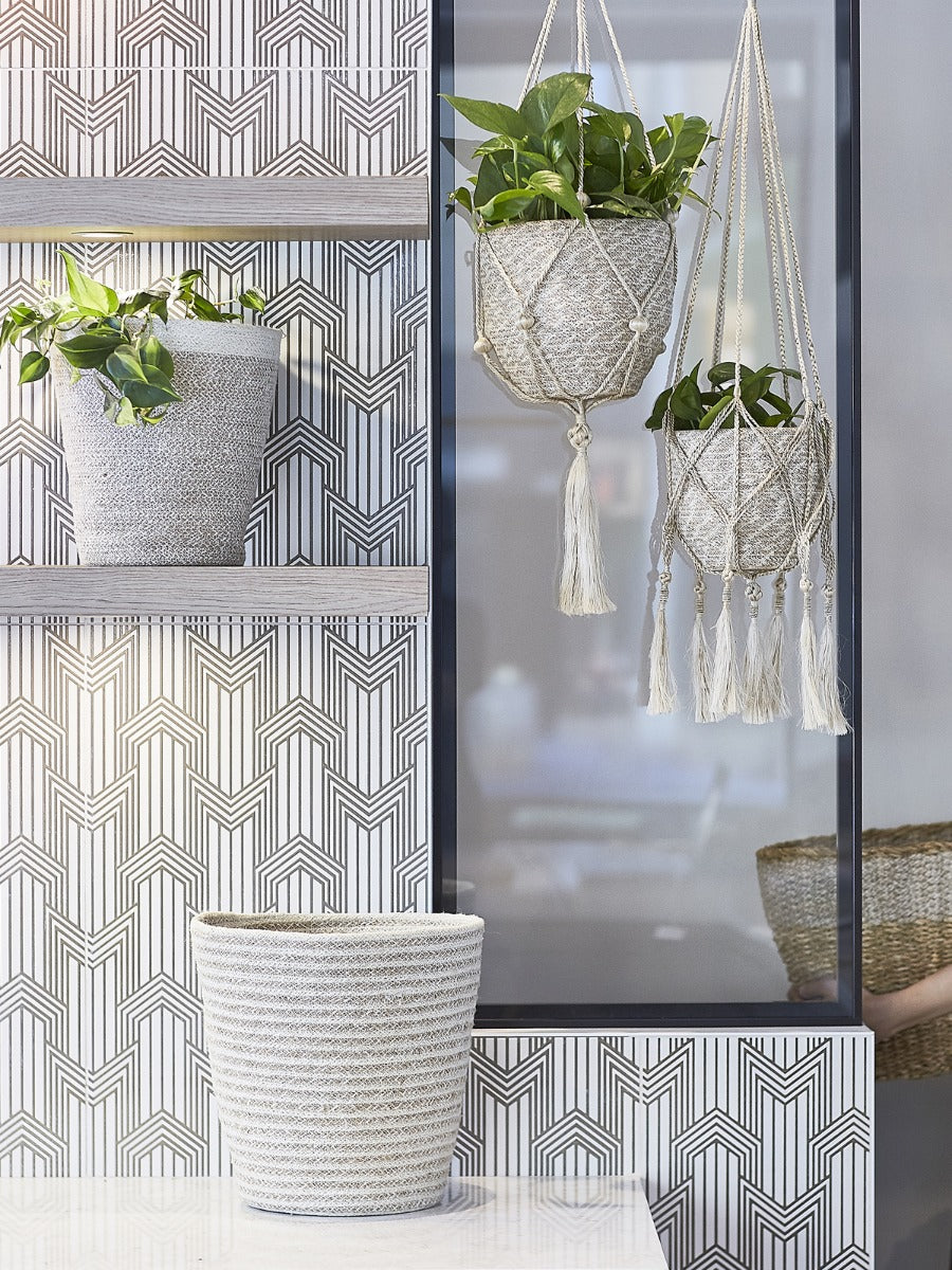 Beaded plant hanger in natural jute for indoor potted plants