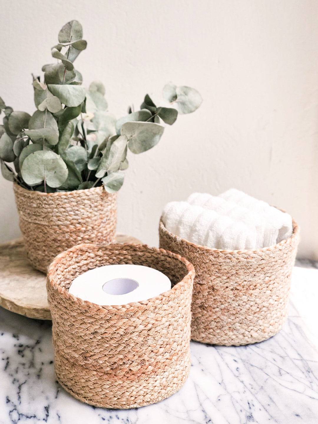 Round natural-fiber storage basket in handwoven jute, versatile organizer