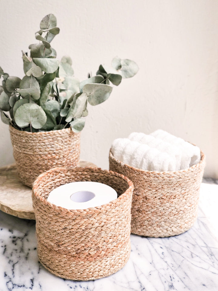 Round natural-fiber storage basket in handwoven jute, versatile organizer