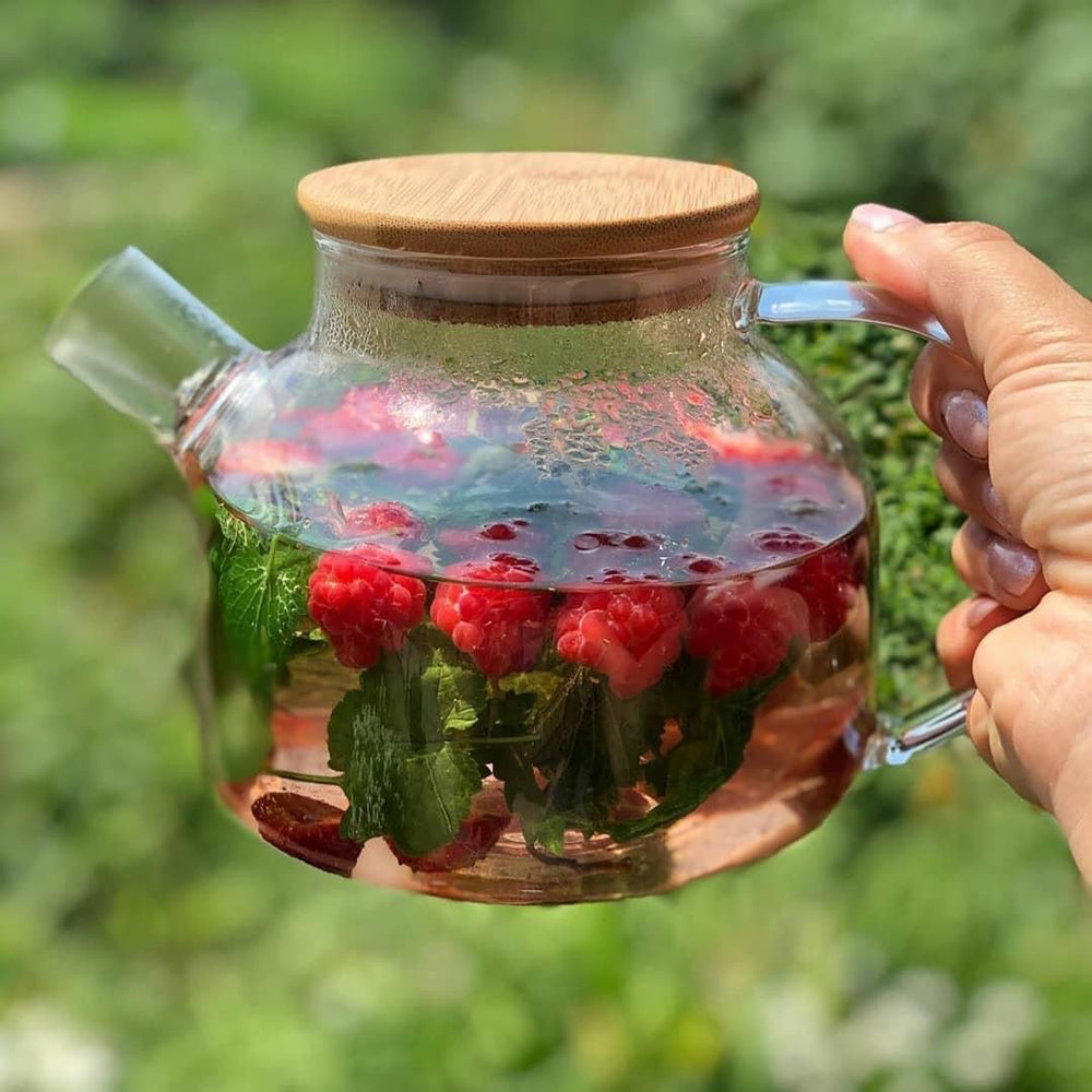 Borosilicate glass teapot with a sleek design, for brewing and serving tea.