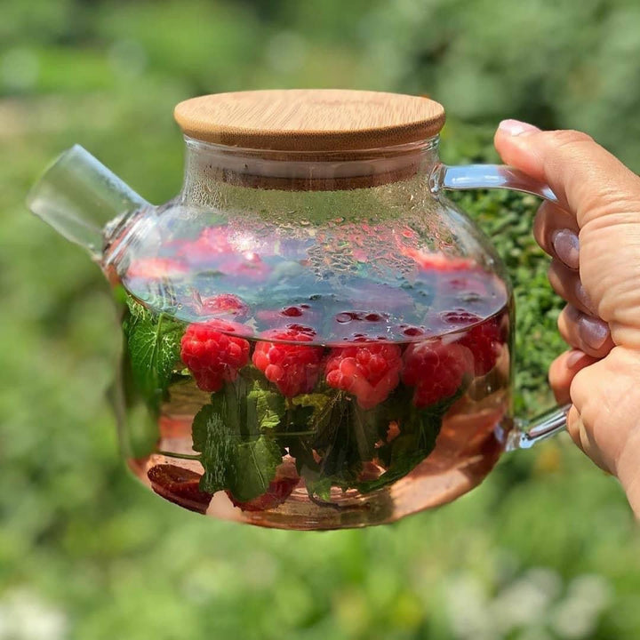 Borosilicate glass teapot with a sleek design, for brewing and serving tea.