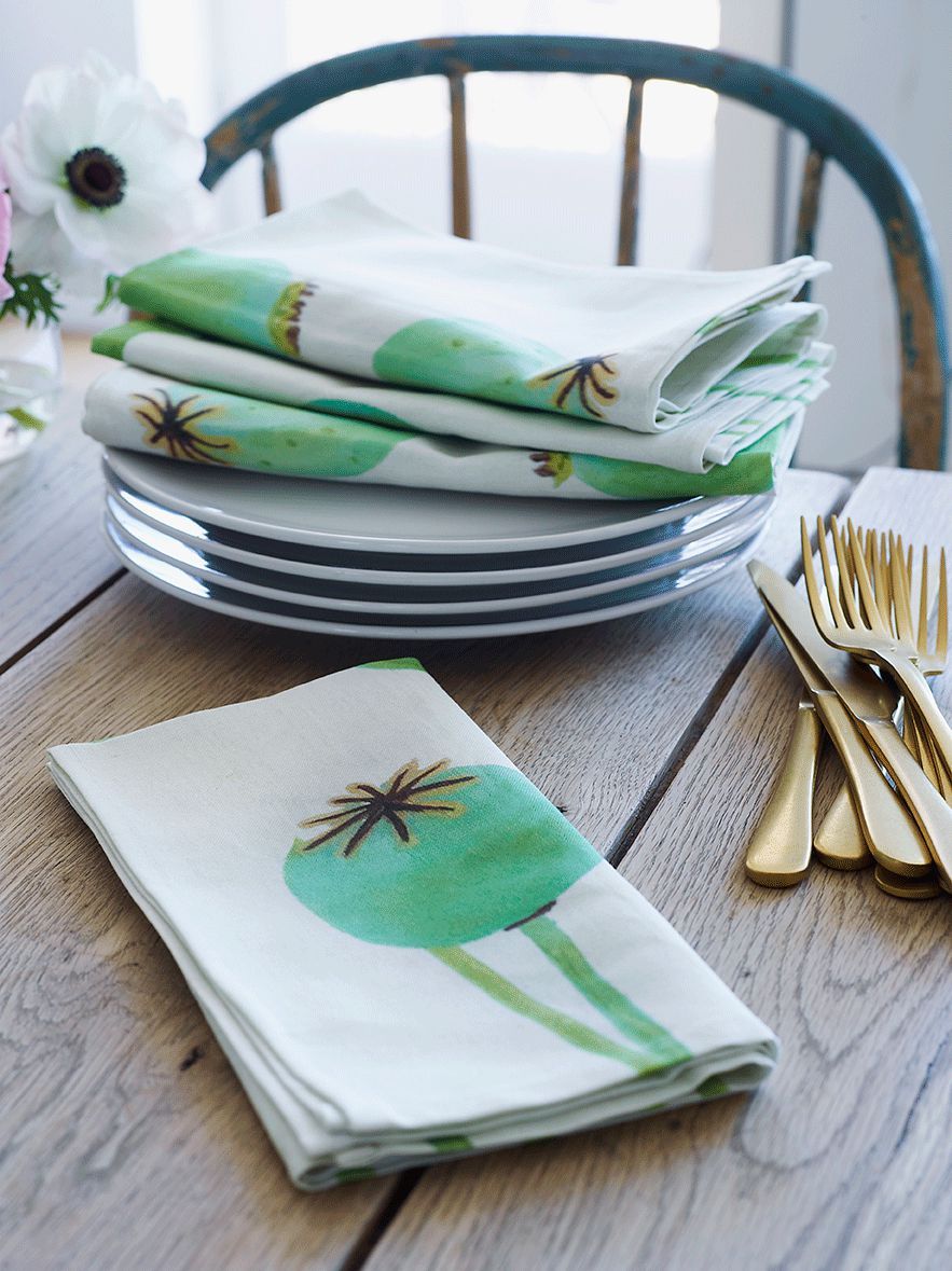 Poppy pod napkins in heavyweight linen-cotton on an ecru background.