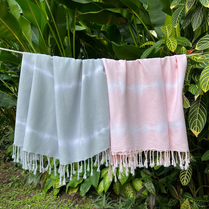 Gray tie-dye Turkish beach towel with soft cotton and a tie-dye pattern.